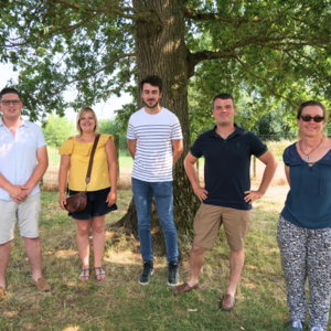 Les ambassadeurs 2023 du parcours à l'installation : Benjamin et Helloise Beuvain (Mayenne), Pierre Desmarres (Maine-et-Loire), Adrien Langot (Sarthe) et Amélie Asselin (Loire-Atlantique).