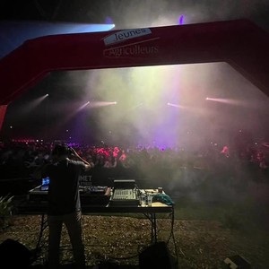Le DJ a assuré l'ambiance tout au long de la soirée Le DJ