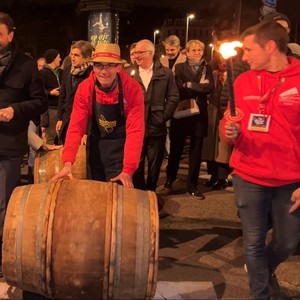 Les tonneaux de Beaujolais Nouveau ont été roulés jusqu'à la place des Terreaux à Lyon.