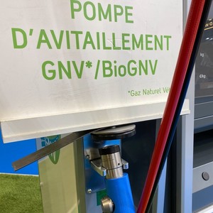 À la pompe, le GNV comme le BioGNV peuvent être distribués sous deux formes, à savoir le GNC (gaz naturel comprimé) ou le GNL (gaz naturel liquéfié)