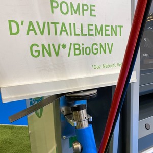 À la pompe, le GNV comme le BioGNV peuvent être distribués sous deux formes, à savoir le GNC (gaz naturel comprimé) ou le GNL (gaz naturel liquéfié) À la pompe, le GNV comme le BioGNV peuvent être distribués sous deux formes, à savoir le GNC (gaz naturel comprimé) ou le GNL (gaz naturel liquéfié)
