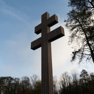Alors que le Maréchal Pétain négocie, au début du mois de juin 1940, les conditions d’un armistice avec l’Allemagne nazie, le général de Gaulle refusant toute idée de défaite part poursuivre les combats depuis Londres où son Appel à la résistance proclamé le 18 juin 1940 entrera dans l’Histoire. Dès le 1er juillet 1940, la croix de Lorraine devient l’emblème de la France libre. Croix de Lorraine