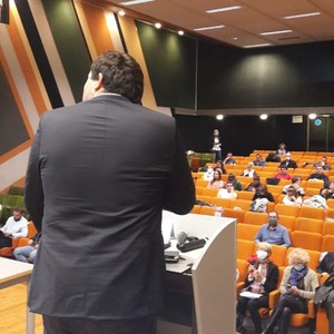 De nombreux participants étaient présents pour écouter les intervenants de la table ronde ! Florent Point devant de nombreux participants