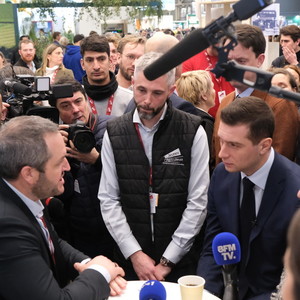 Jordane Bardella à la rencontre de JA, les élus du syndicat aux côtés d'Arnaud Gaillot. Jordane Bardella à la rencontre de JA, les élus du syndicat aux côtés d'Arnaud Gaillot.