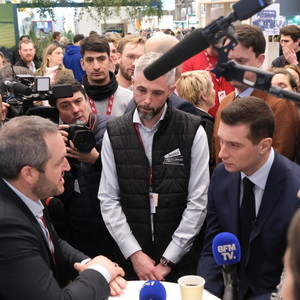 Jordane Bardella à la rencontre de JA, les élus du syndicat aux côtés d'Arnaud Gaillot.