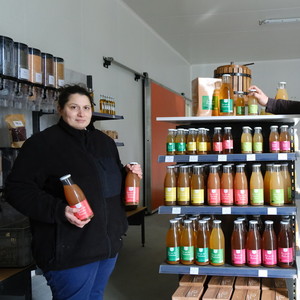 Depuis une année, Doriane, la cadette de la famille, s’occupe de toutes les tâches administratives de l’EARL et de la boutique à la ferme. Depuis une année, Doriane, la cadette de la famille, s’occupe de toutes les tâches administratives de l’EARL et de la boutique à la ferme.