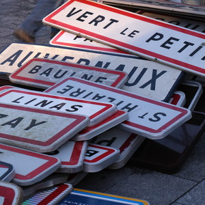 La mobilisation avait commencé avec des panneaux retournés. La mobilisation avait commencé avec des panneaux retournés.