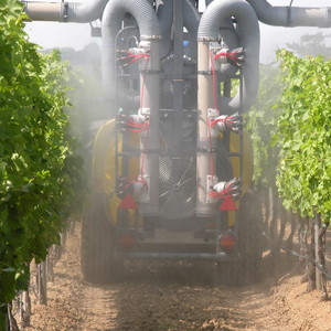 Une économie potentielle de fongicides comprise entre 30% et 50% selon les années : telles sont les performances enregistrées par DeciTrait lors de la phase expérimentale. Pulvérisateur dans des vignes.