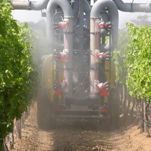 Pulvérisateur dans des vignes.