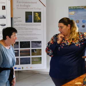 Maine Rozière fait visiter "la maison du riz".