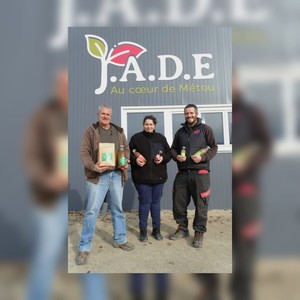 Claude, Doriane et Jean-Baptiste Gibert devant la boutique qui propose les produits de l’EARL. Claude, Doriane et Jean-Baptiste Gibert devant la boutique qui propose les produits de l’EARL.