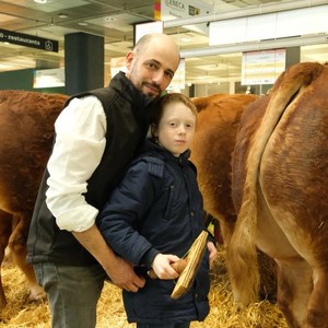 Favre, éleveur en Charente, ici avec son neveu Lucas. Favre, éleveur en Charente, ici avec son neveu Lucas.