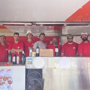 Buvette et restauration : la recette parfaite pour la promotion de notre terroir ! Les JA de Rive Droite et Guîtres-Coutras lors du Tour de France.