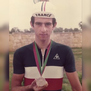 Denis Pelizzari arborant sa médaille de participation aux JO 1984.
