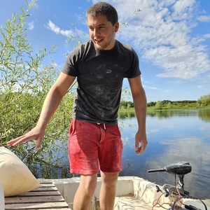 Les carpes sont nourries par Louis avec de la farine de maïs. Les carpes sont nourries par Louis avec de la farine de maïs.