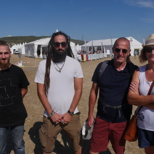 Loïc (2ème en partant de la gauche) avec ses parents et un ami