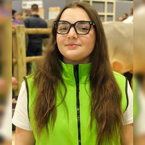 Lola Randon, vice-championne 2025 du concours de jugement de Brunes suisses par les jeunes. Lola Randon, vice-championne 2025 du concours de jugement de Brunes suisses par les jeunes.