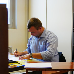 Thomas Samyn travaille à la mairie d'Arnicourt au moins un jour par semaine. Thomas Samyn
