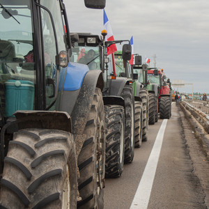 Une centaine de tracteurs ont bloqué l'A6. Une centaine de tracteurs ont bloqué l'A6.