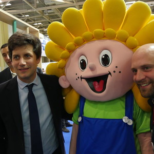 La mascotte Jim Bataille en compagnie du ministre de l'Agriculture. La mascotte Jim Bataille en compagnie du ministre de l'Agriculture.