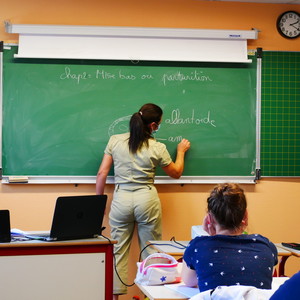 Blandine Decoene, formatrice, pendant son cours sur le vêlage et la mise bas chez les vaches.