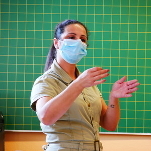 Blandine Decoene, formatrice, pendant son cours sur le vêlage et la mise bas chez les vaches. 