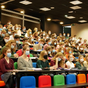 Cours en amphithéâtre pour les premières années.