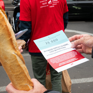 Distribution de baguettes de pain 