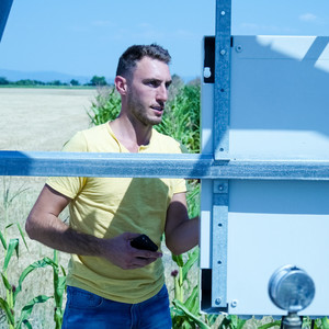 Benjamin Rouganne paramètre son pivot d'irrigation