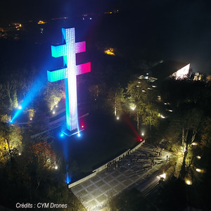 Participants de l'UH 2022 sous la Croix de Lorraines illuminée Participants de l'UH 2022 sous la Croix de Lorraines illuminée