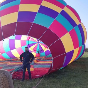 Phase de décollage pour Quentin qui gonfle le ballon avec de l’air froid à l’aide d’un ventilateur avant de le réchauffer à coup de brûleur.