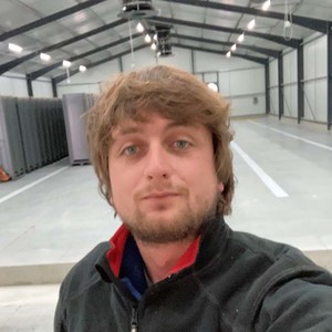 Rémy Petoton dans son bâtiment d'élevage de vers de farine. Rémy Petoton dans son bâtiment d'élevage de vers de farine.