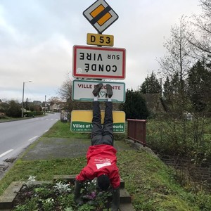 sur l'ensemble du territoire les JA on retourné des panneaux pour afficher leur colère. 