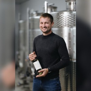 Nicu Ulinici dans son chai, une bouteille de vin à la main. Nicu Ulinici dans son chai, une bouteille de vin à la main.