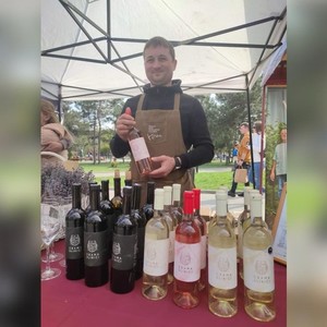 Séance de dégustation de vin avec des clients. Séance de dégustation de vin avec des clients.