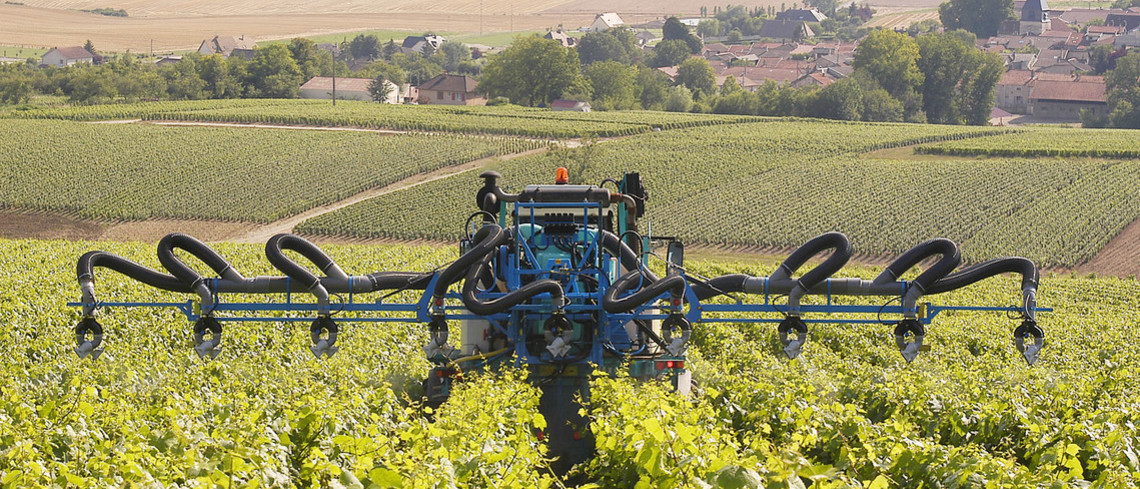Machine agricole dans les vignes.