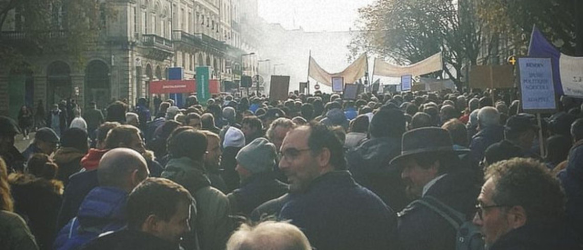 Top départ ! Partant de l'esplanade des Quinconces (et sa colonne des Girondins), la manifestation va passer à proximité du CIVB avant de bifurquer vers la place Tourny