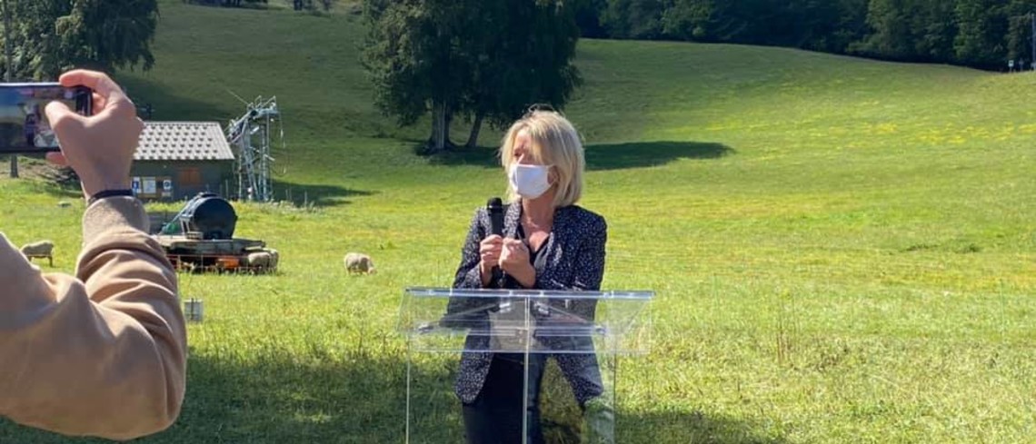 La ministre de la Transition écologique a soutenu les éleveurs. Barbara Pompili fait un discours dans les Hautes Alpes.