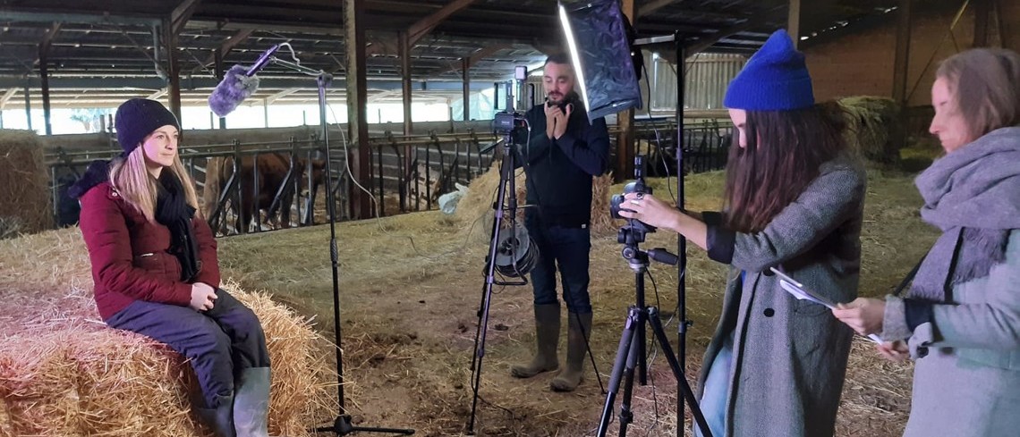 Aurélie interviewée pour témoignager sur l'emploi en élevage Tournage des vidéos - l'emploi dans l'élevage