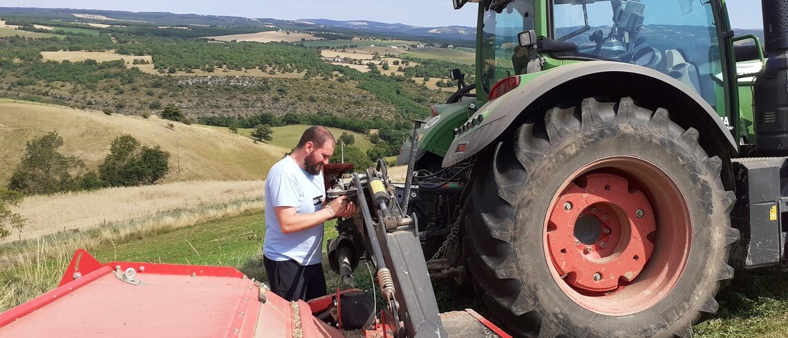 #Témoignage de récolte : « on a plus de stockage en fourrage » Rémi répare son tracteur