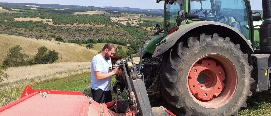 Rémi répare son tracteur