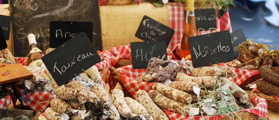Marché - Etale de saucissons.