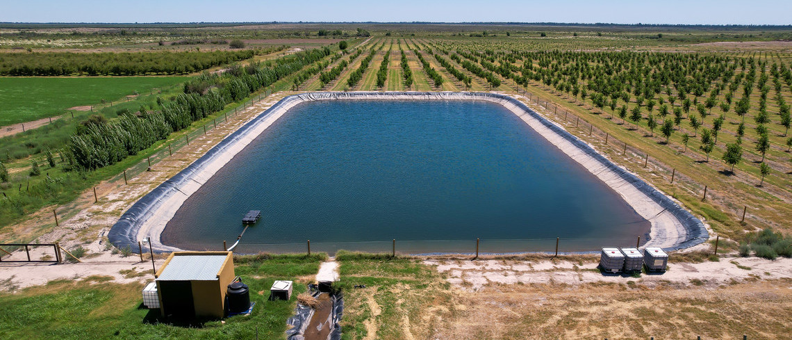 Vue aérienne d’un réservoir d’eau (bassin) pour l’irrigation en agriculture.