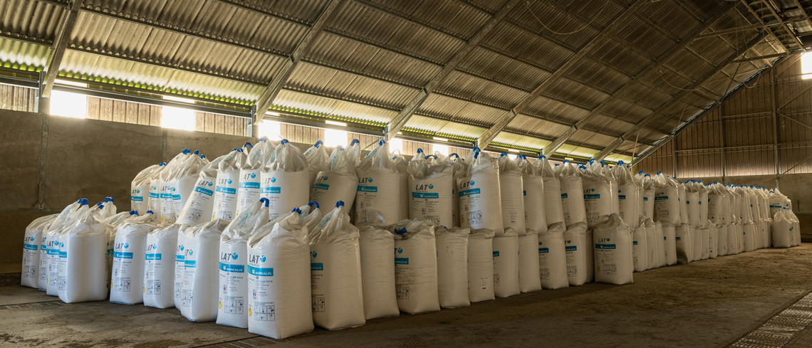 Stockage d'engrais dans une coopérative. Big-bag de 600 kg.