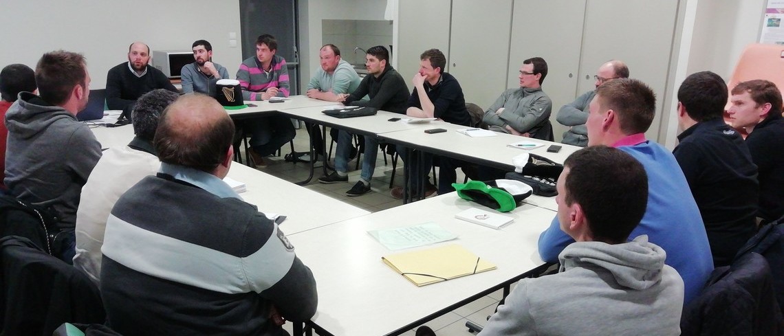 Les administrateurs des Jeunes agriculteurs du Loiret réunis dans une salle de réunion