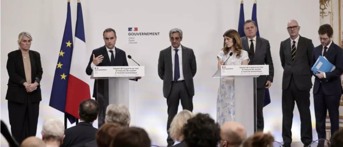 Le Premier ministre Sébastien Lecornu, entouré de plusieurs de ses ministres, lors d'une conférence de presse, le 21 mai 2026 à Paris © STEPHANE DE SAKUTIN / AFP