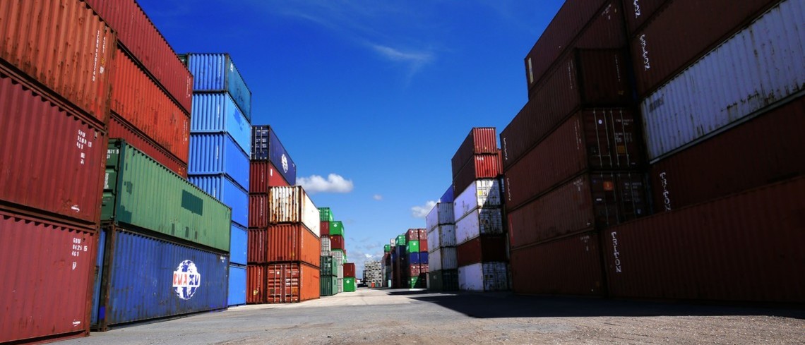 La guerre commercial entre les USA et l'UE a plus de quinze ans. Conteneurs empilés dans un port.