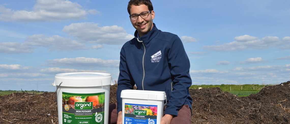 Portrait de Paul Lhopiteau tenant un seau de compost.