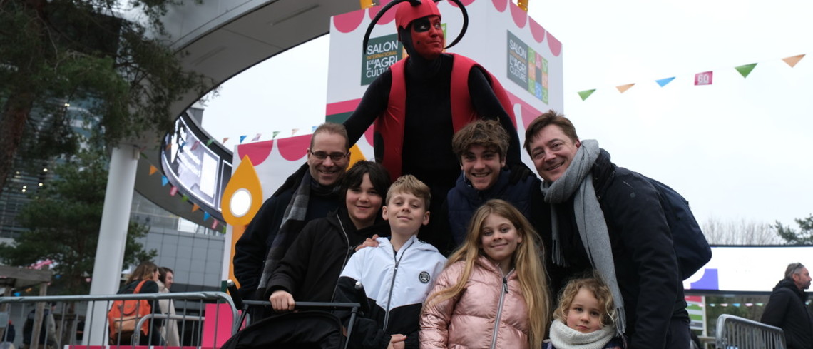 Parents et enfants arpentent les allées du 60eme éditions du SIA. Parents et enfants arpentent les allées du 60eme éditions du SIA.