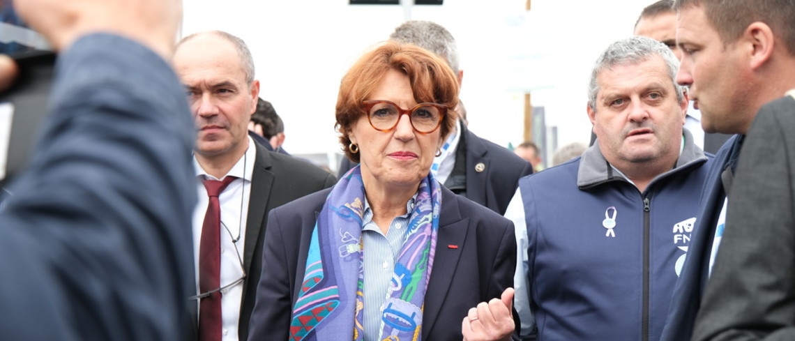 Annie Genevard, la nouvelle ministre de l'agriculture dans les allées du sommet de l'élevage. Annie Genevard, la nouvelle ministre de l'agriculture dans les allées du sommet de l'élevage.
